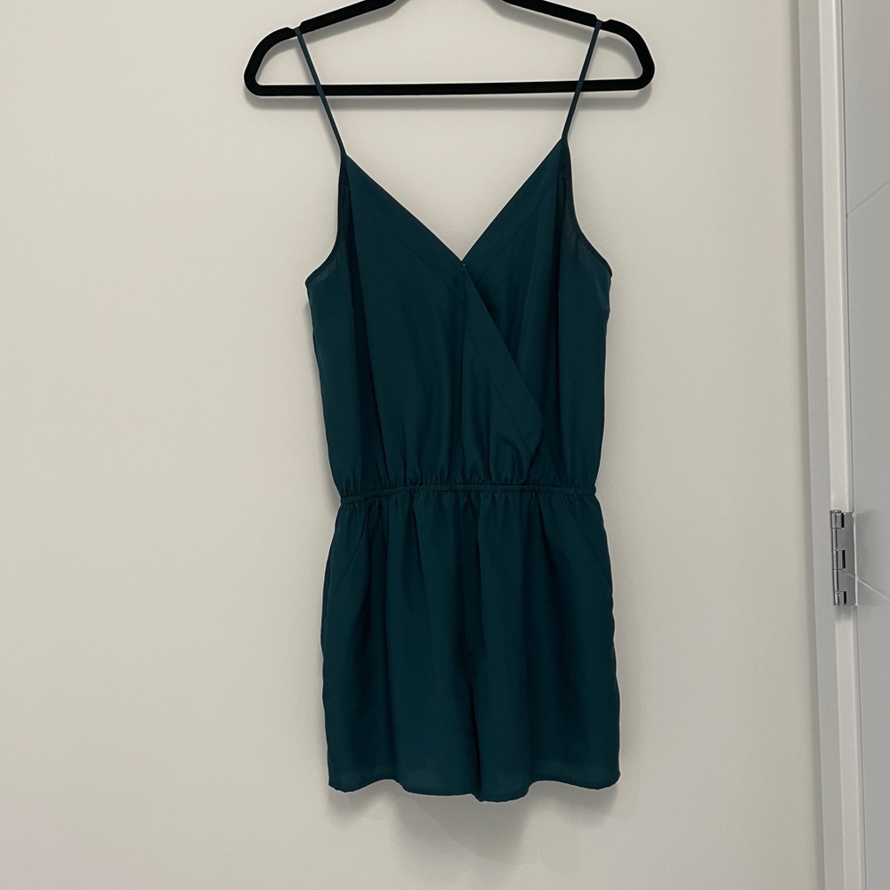 ✨ROMPER✨ light and flattering cut romper in green